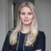 En profilbild av fastighetsmäklare Emma Wallenius