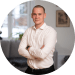 En profilbild av fastighetsmäklare Emil Dahlin