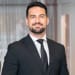 En profilbild av fastighetsmäklare Emanuel Mirza