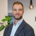 En profilbild av fastighetsmäklare Mikael Olson
