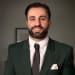 En profilbild av fastighetsmäklare Pourya Khalili