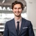 En profilbild av fastighetsmäklare Filip Magnusson
