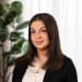 En profilbild av fastighetsmäklare Anna-Maria Khouri