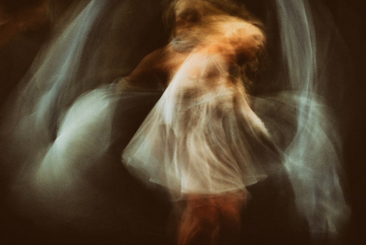 Superposition of several photos of a dancer in movement. Each movement is captured and yet it is impossible to grasp the continuum on a static image.