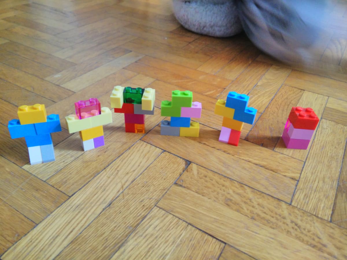6 constructions en Lego, suggérant vaguement une forme humaine. Les briques et les couleurs utilisées varient.