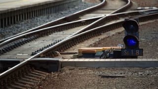 Along a railway switch, a two-color light indicates if a train can pass.