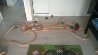 Un circuit de train en bois dans une chambre d'enfants