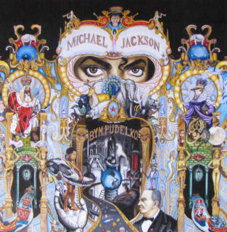 La couverture de l'album Dangerous de Michael Jackson. La pochette est une œuvre d'art composée par Mark Ryden, un célèbre peintre américain, qui se présente sous la forme d'une construction très riche aux influences variées, dans laquelle apparaissent les yeux de Michael Jackson.