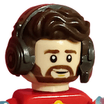 Le buste d'un personnage Lego. Il a des cheveux ondulés, une barbe, et un micro-casque.