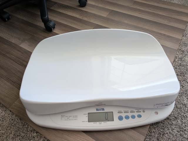 Baby scale for weighted feeds, weight check