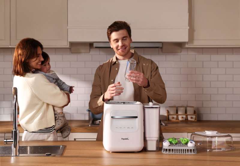 Parents with baby using Papablic P8Plus baby bottle washer on home kitchen counter