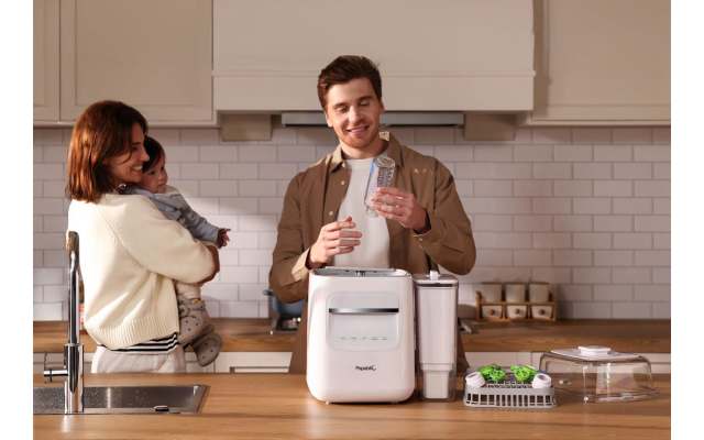 Parents with baby using Papablic P8Plus baby bottle washer on home kitchen counter