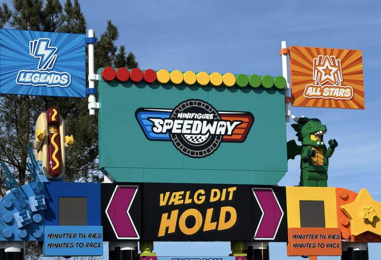 Ved indgangen til Minifigure Speedway skal man vælge, hvilket hold man er på