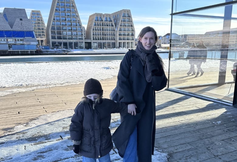 Anmelder Stephanie og hendes 7-årige datter foran Skuespilhuset