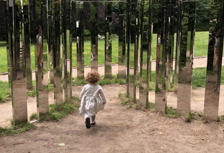 Spejlinstallation i Ordrupgaards kunstpark. Foto: Caroline Hemmingsen