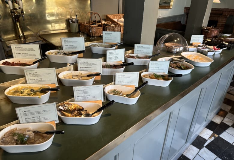 Buffet med 12 forskellige slags sild på Nyhavns Færgekro. Foto: Stephanie Mielnicki