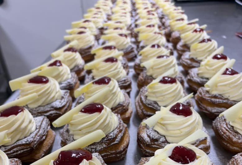 Rødgrød-fastelavnsbolle fra Meyers. Foto: Meyers