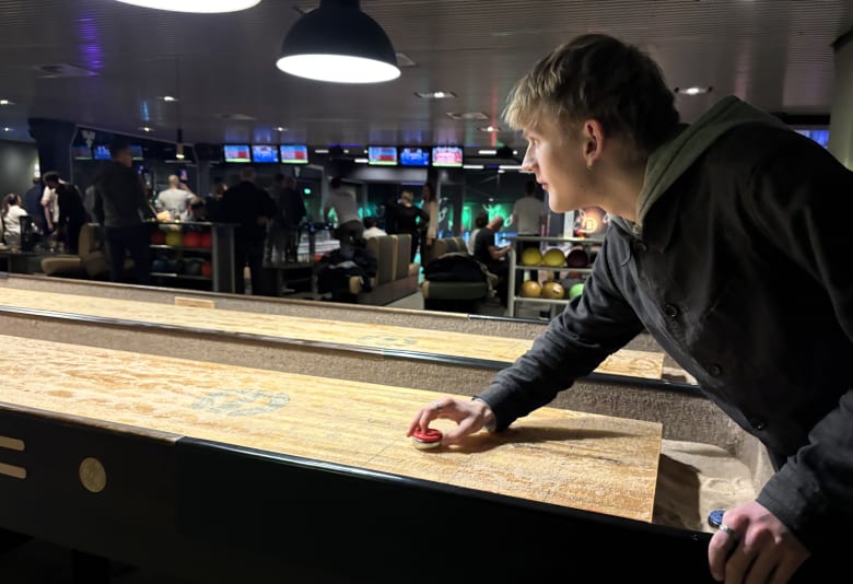 Prøv at spille shuffleboard. Fotograf: Caroline Meldgaard