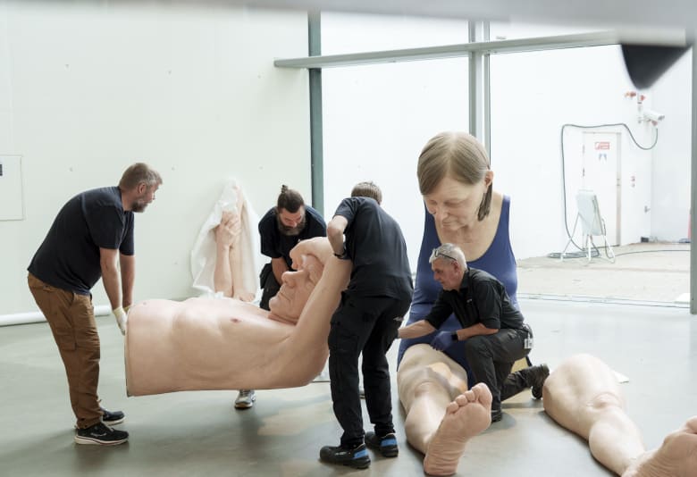 Her pakkes skulturen ud. Couple Under an Umbrella, Ron Mueck, ARoS 2026. Foto: Mads Smidstrup