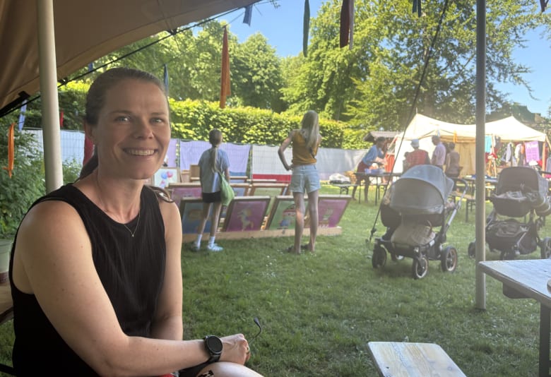 Julie er afsted med sine børn
på 4, 8, og 10 år