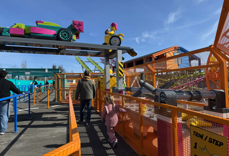 På vej ind i forlystelsen