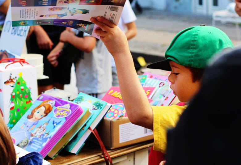 Tag på loppemarked. Foto: Romeika Cortez