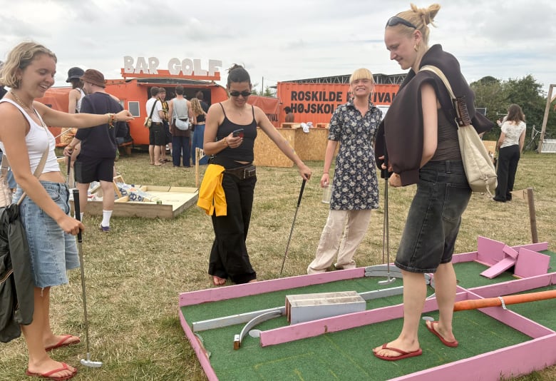 Minigolf i området "Common Ground", der organiseres af Roskilde Festival Højskole