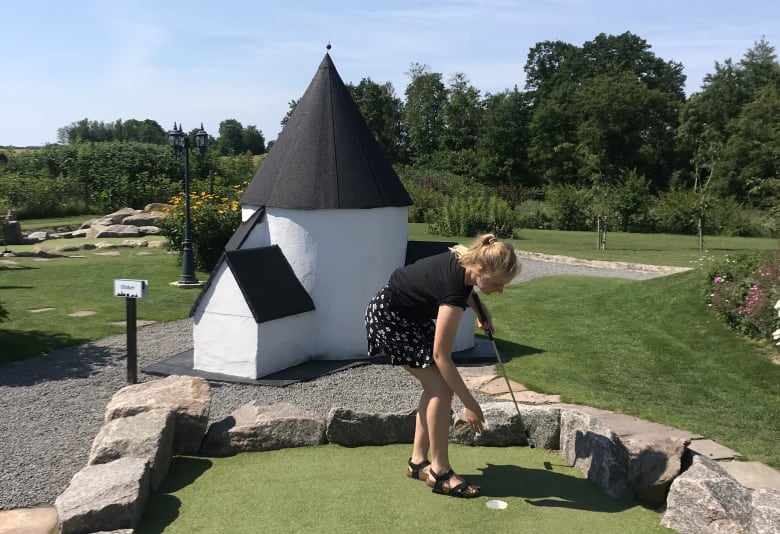 Minigolf på Bornholm. Fotograf: Caroline Meldgaard