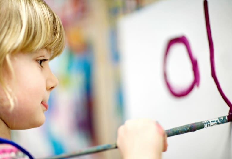 Barn der maler i Børnenes Værksted. Foto: SMK