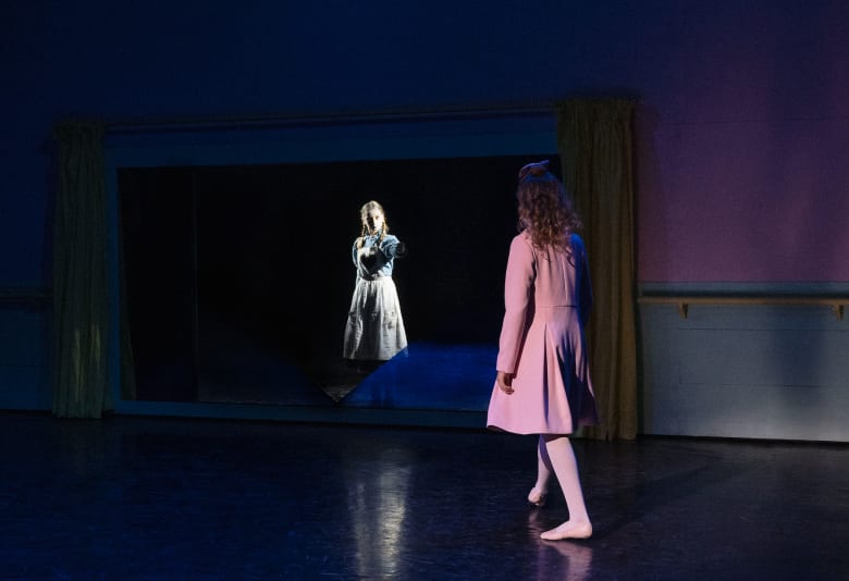 Balletpige foran spejl på balletskolen. © Henrik Stenberg 2026 Stenberg Studio