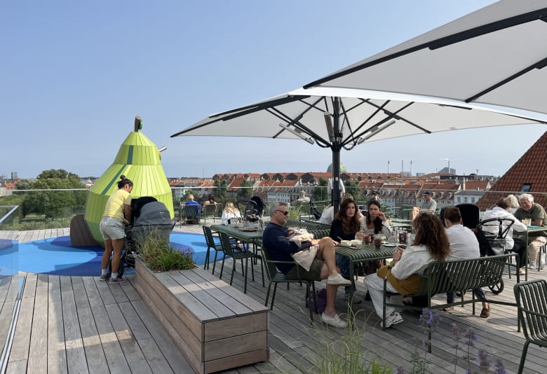 Filmtaget på toppen af Cinemateket. Foto: Caroline Meldgaard