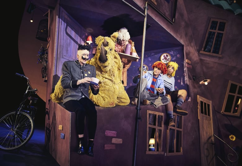 Rødderne i hjørnehuset på store scene i Skuespilhuset. Foto: Emilia Therese