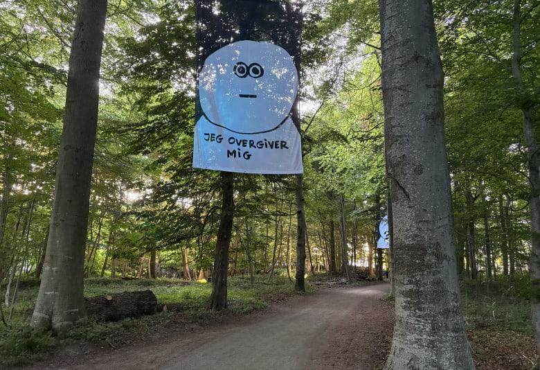 Jeg overgiver mig figur i skoven