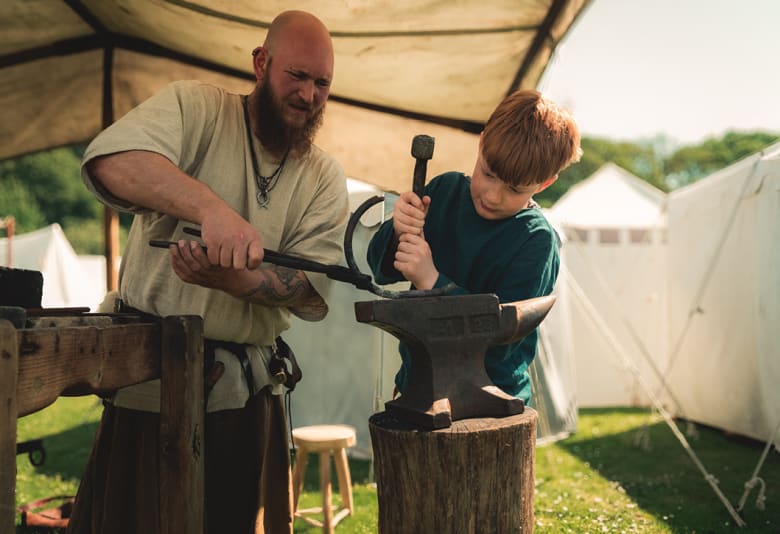 Barn og smed på Københavns Historiske Marked
