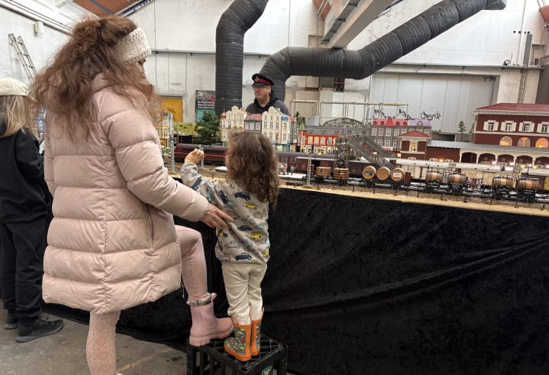 Besøgende børn kan stå på mælkekasser, så de kan se udstillingen. Foto: Caroline Meldgaard