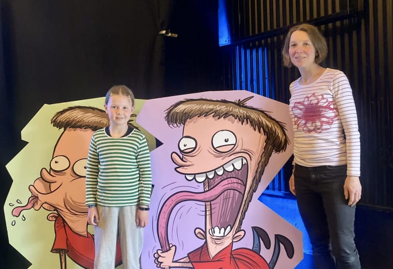 Anmelder Christine og hendes datter til Mugge og Femlingerne - Hajen på Trampolinen