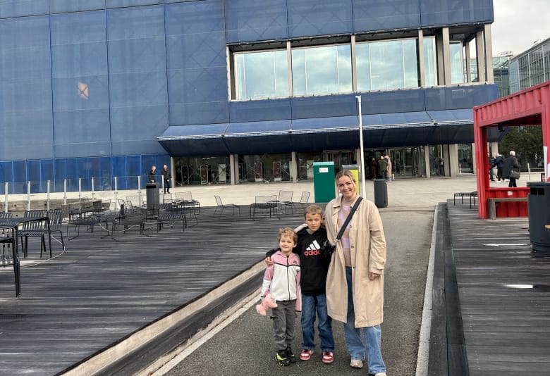 Nanna og hendes børn foran DR Byen
