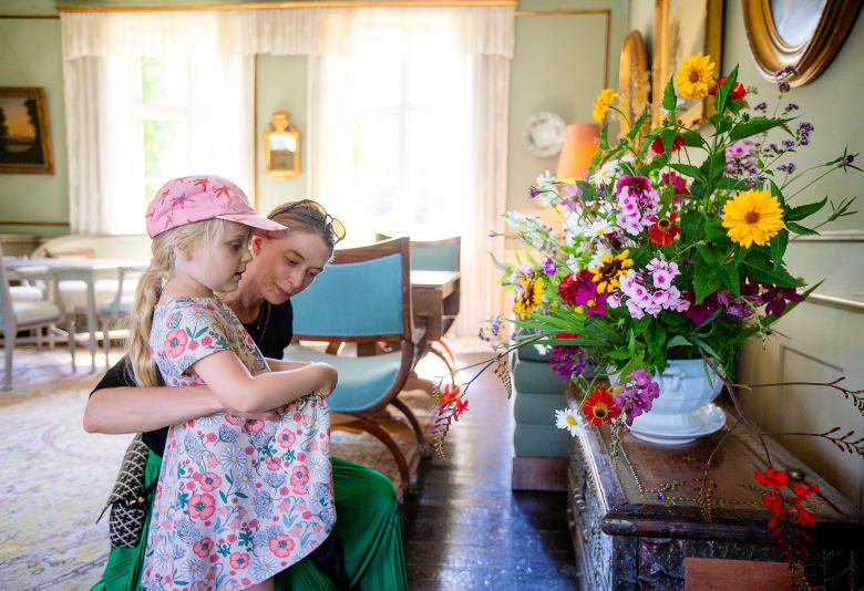 Mor & datter i dagligstue på Karen Blixen Museum. Foto: @ Annemette Kuhlman