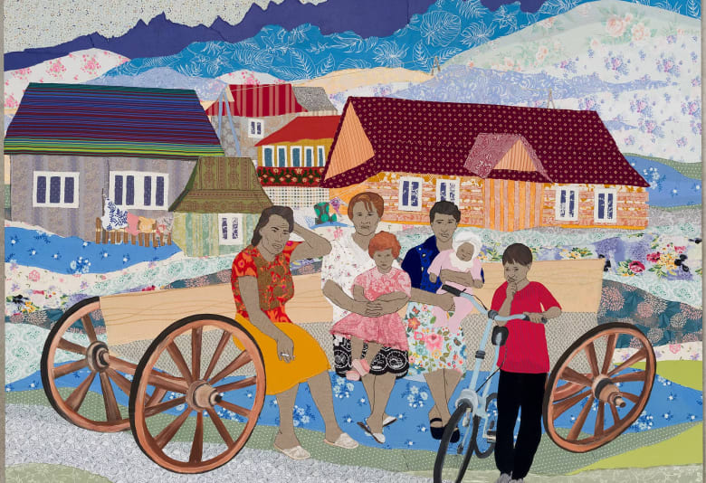 Małgorzata Mirga-Tas, Kana werdan jawela kierdo andro drom / When the wagon is ready to go, 2025. Tekstil, blandede medier på blindramme. Foto: Marek Gardulski. © Małgorzata Mirga-Tas. Udlånt af kunstneren; Frith Street Gallery, London; Foksal Gallery Foundation, Warszawa; og Karma International, Zürich.
