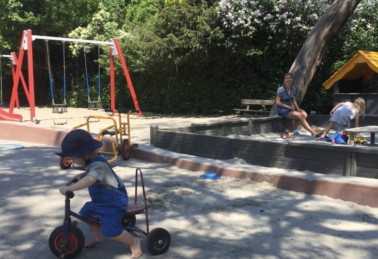 Barn på legepladsen i Ørstedsparken. Foto: Caroline Meldgaard