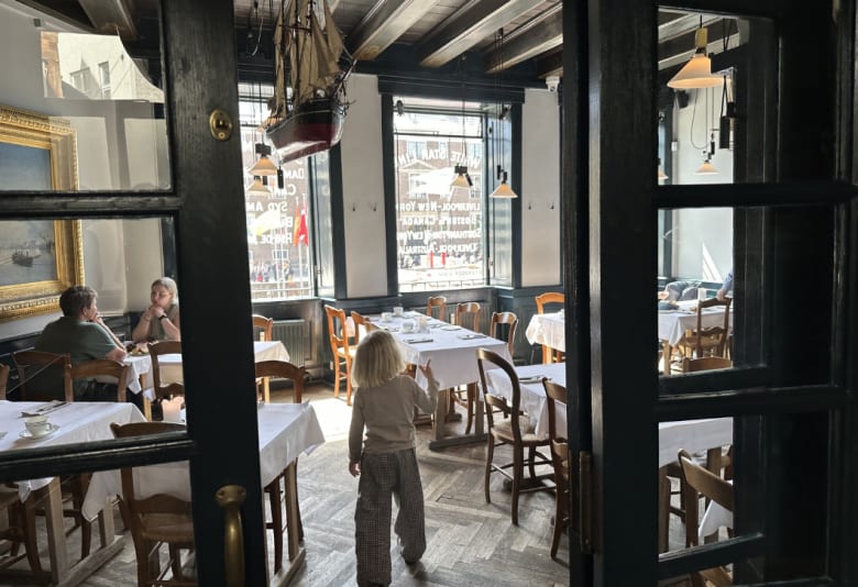 Skibe i loftet på Nyhavns Færgekro. Foto: Stephanie Mielnicki