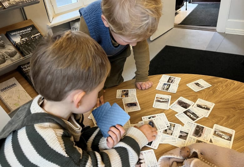 Politispillekort i museets reception