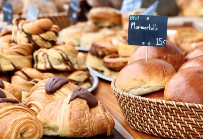 Der er bagværk fra Grennesmindew bageri i cafeen. Fotograf: Grennesminde