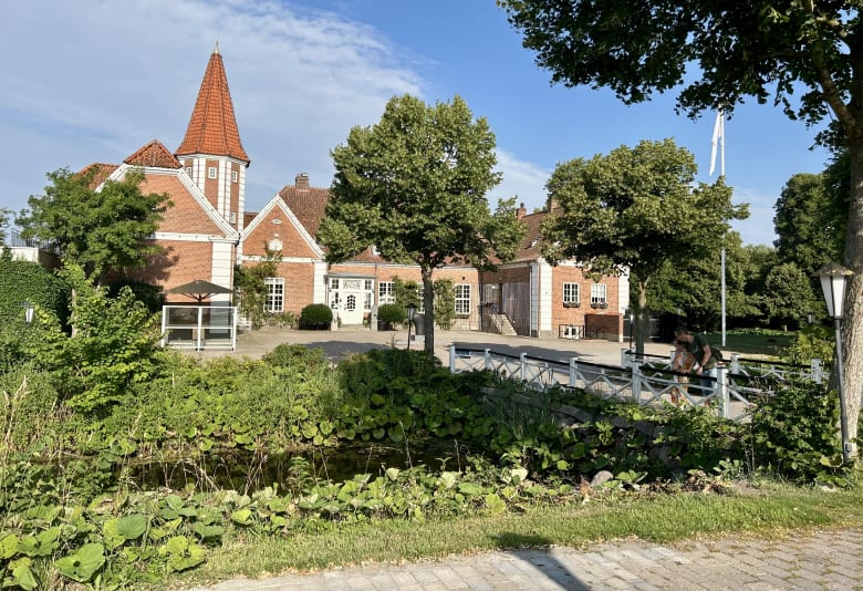 Sørup Herregaard set udefra