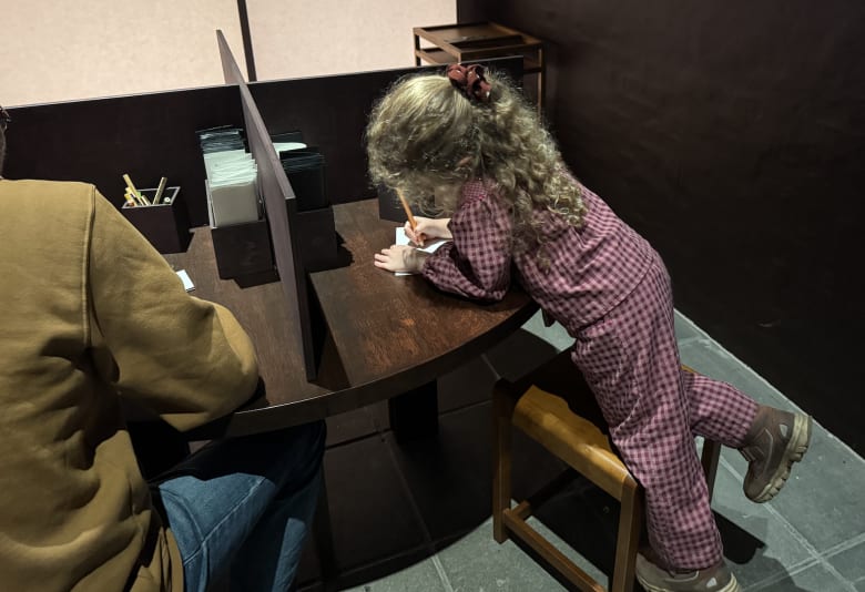 Tegne-station i udstillingen "Surrealisme på papir"