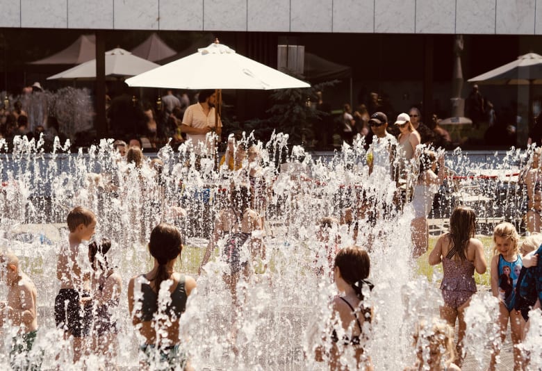 Kunsten Water Pavilion, 2011, Jeppe Hein. Vær med når springvandet tændes. Fotograf: Diana Aud