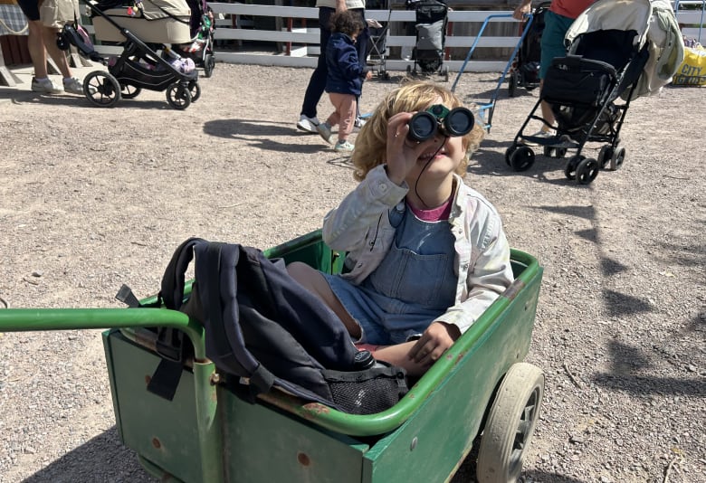 Køb en kikkert i butikken og spot dyr, når I kører rundt i parken