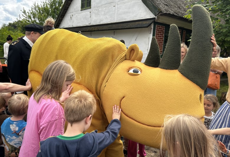 Næsehornet Otto til Frøsnapperfestival. Foto: Frilandsmuseet 