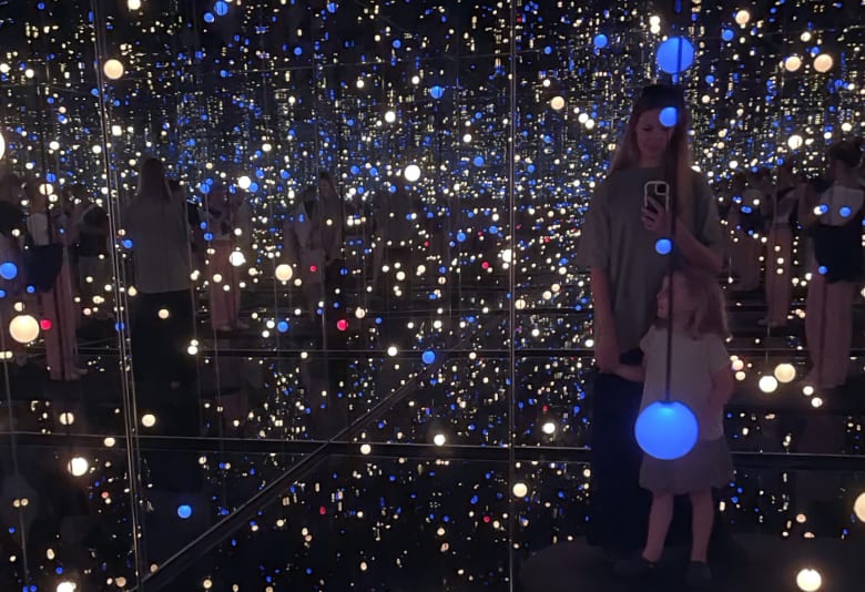 Kunstoplevelse i Yayoi Kusamas Gleaming Lights of the Souls. Fotograf: Stephanie Mielnicki