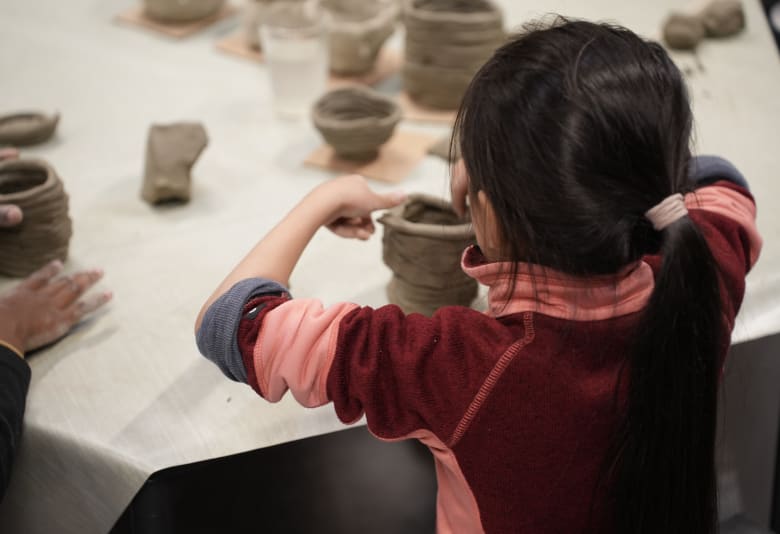 Workshop hvor børn kan lave regnormehuse. Foto: Dansk Arkitektur Center (DAC)